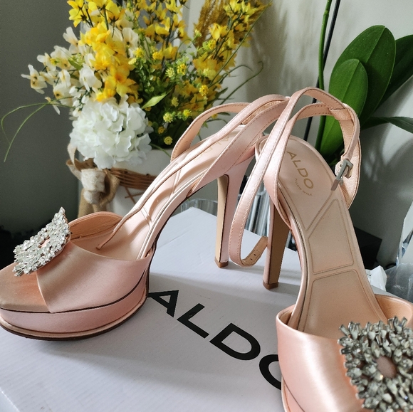 ALDO sandals size 7,true size and handbag , used only one , color: champagne - Picture 3 of 4